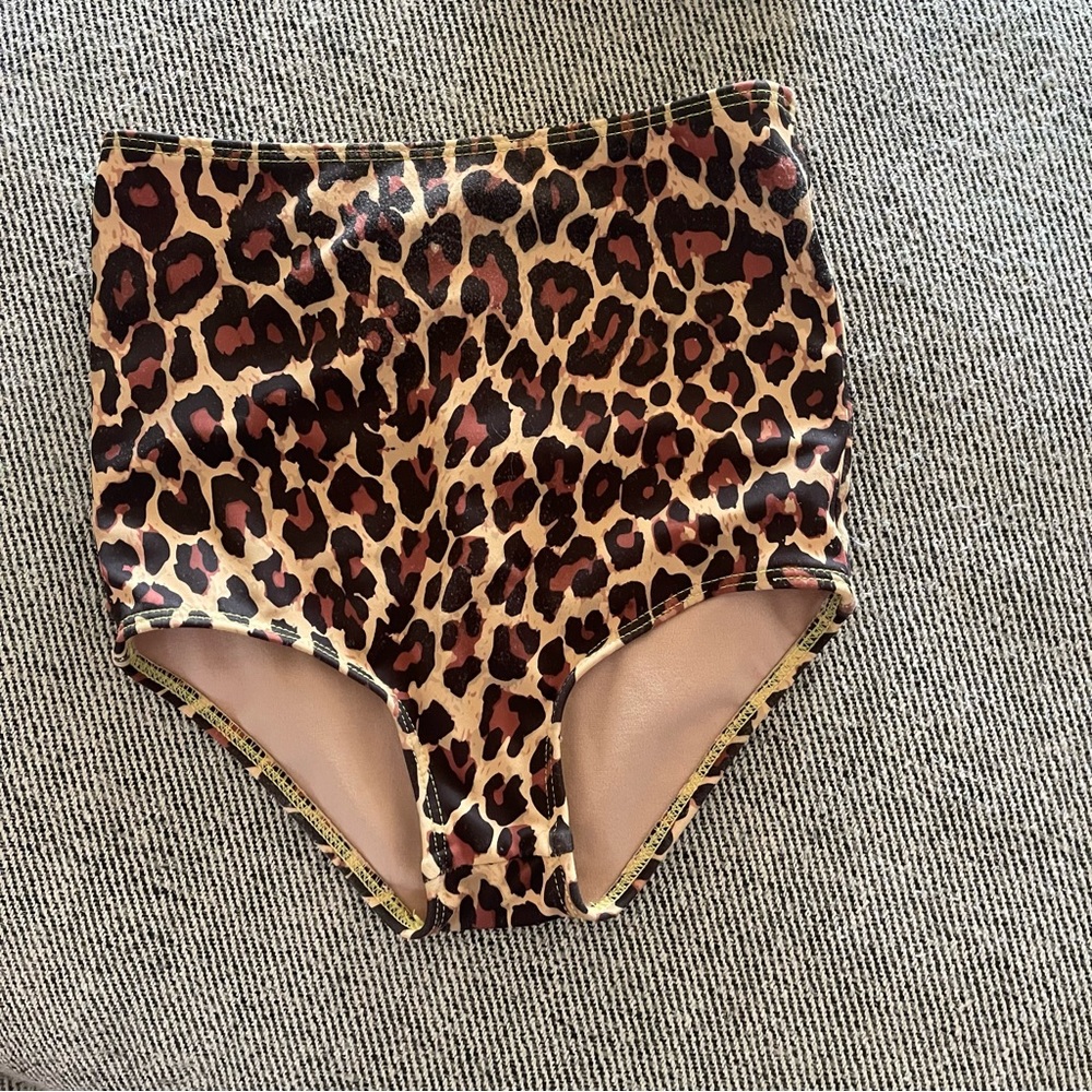 Kortni Jeane Girls Highwaisted Leopard Bottoms